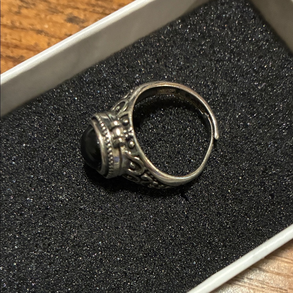 Vintage Black Onyx Poison Ring - Picture 4 of 4